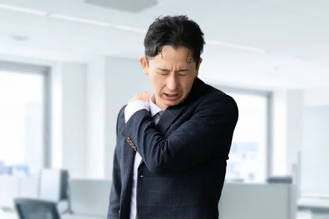 肩こりは周辺の筋膜硬直と血流の悪化で引き起こされる