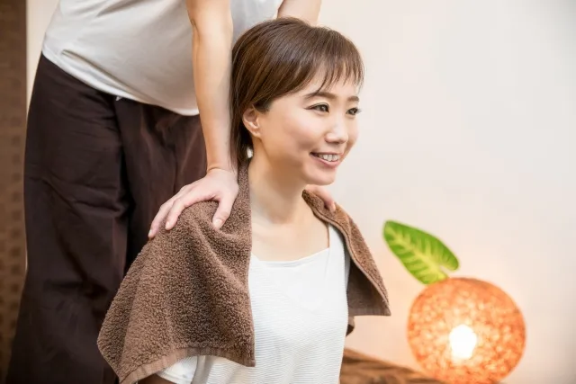 接骨院で首こり・肩こりを治療のために周りの筋肉を整える